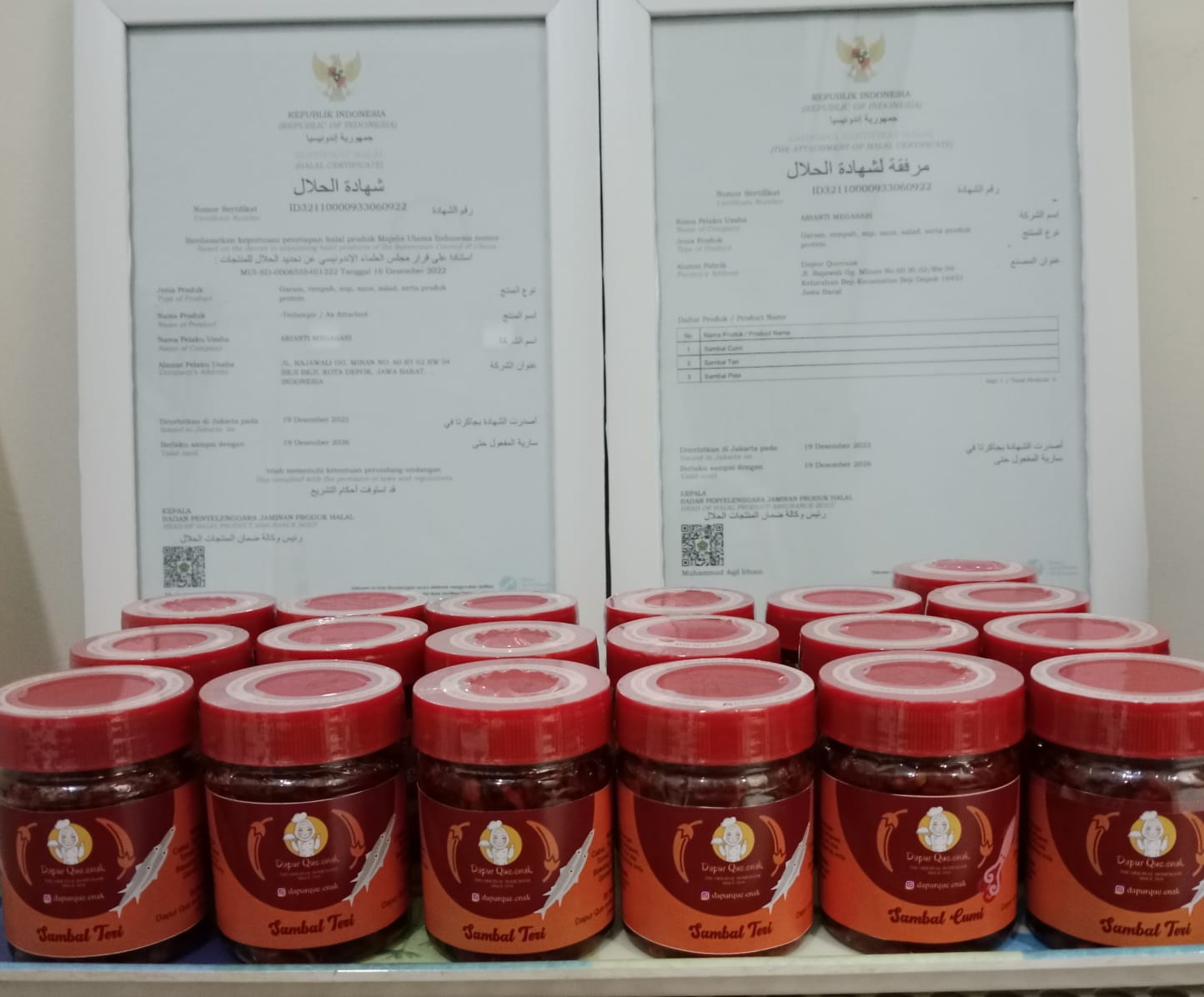 Staff DapurQueenak mengemas pesanan — siap diambil pelanggan